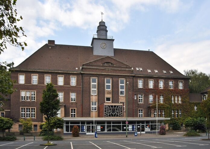 Rathaus: Duisburg, Rheinhausen, Bezirksamt, 2012-09 CN