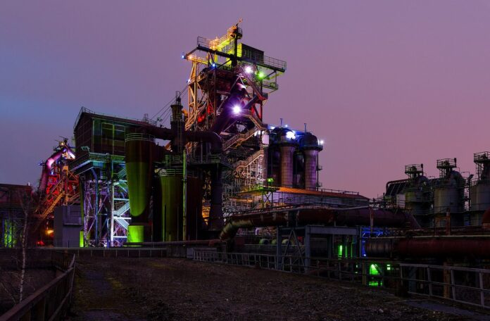 Industriedenkmal: Hochofen 5 Landschaftspark Duisburg Nord Abend 2013