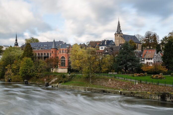Industriebetrieb: Blick auf Kettwig mit Uferpalais im Herbst 2013